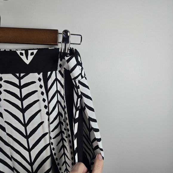 Black and White Maxi Skirt with Geometric Pattern for Resort Wear - Picture 4 of 7